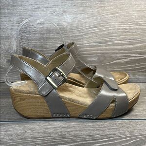 Dansko Laurie Taupe Leather Women's Sz 9/EU 39 Ankle Strap Alt Closure Sandals